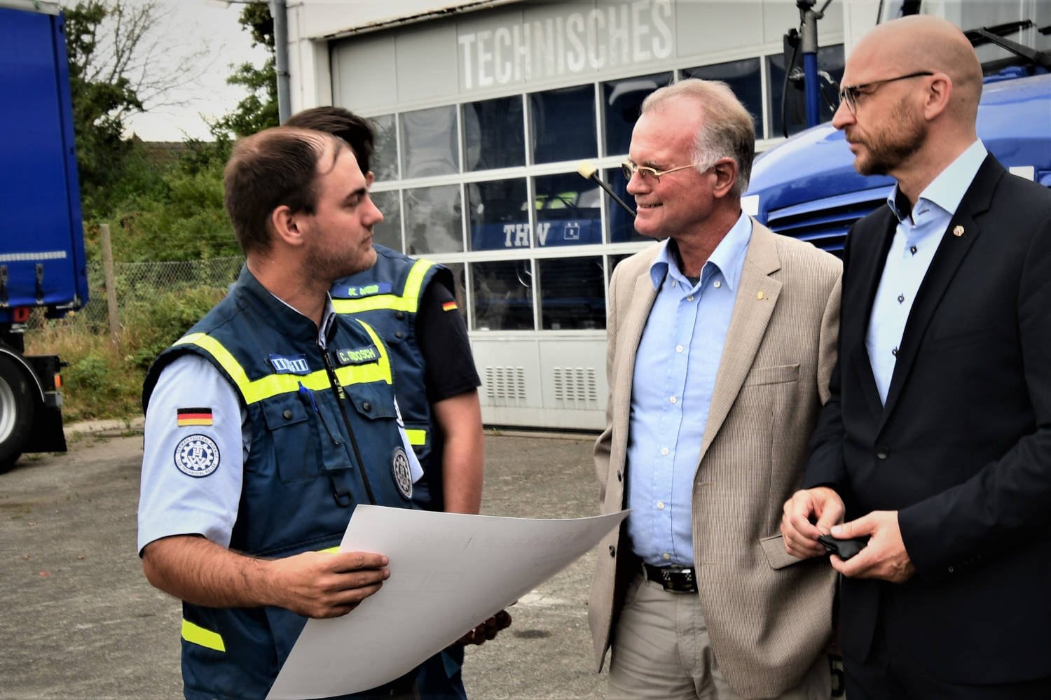 Lions-Präsident Tim Kraushaar (re.) und Detlev Küfe (Schatzmeister des Lions-Fördervereins) im Gespräch mit Christian Gedosch, THW-Ortsjugendleiter