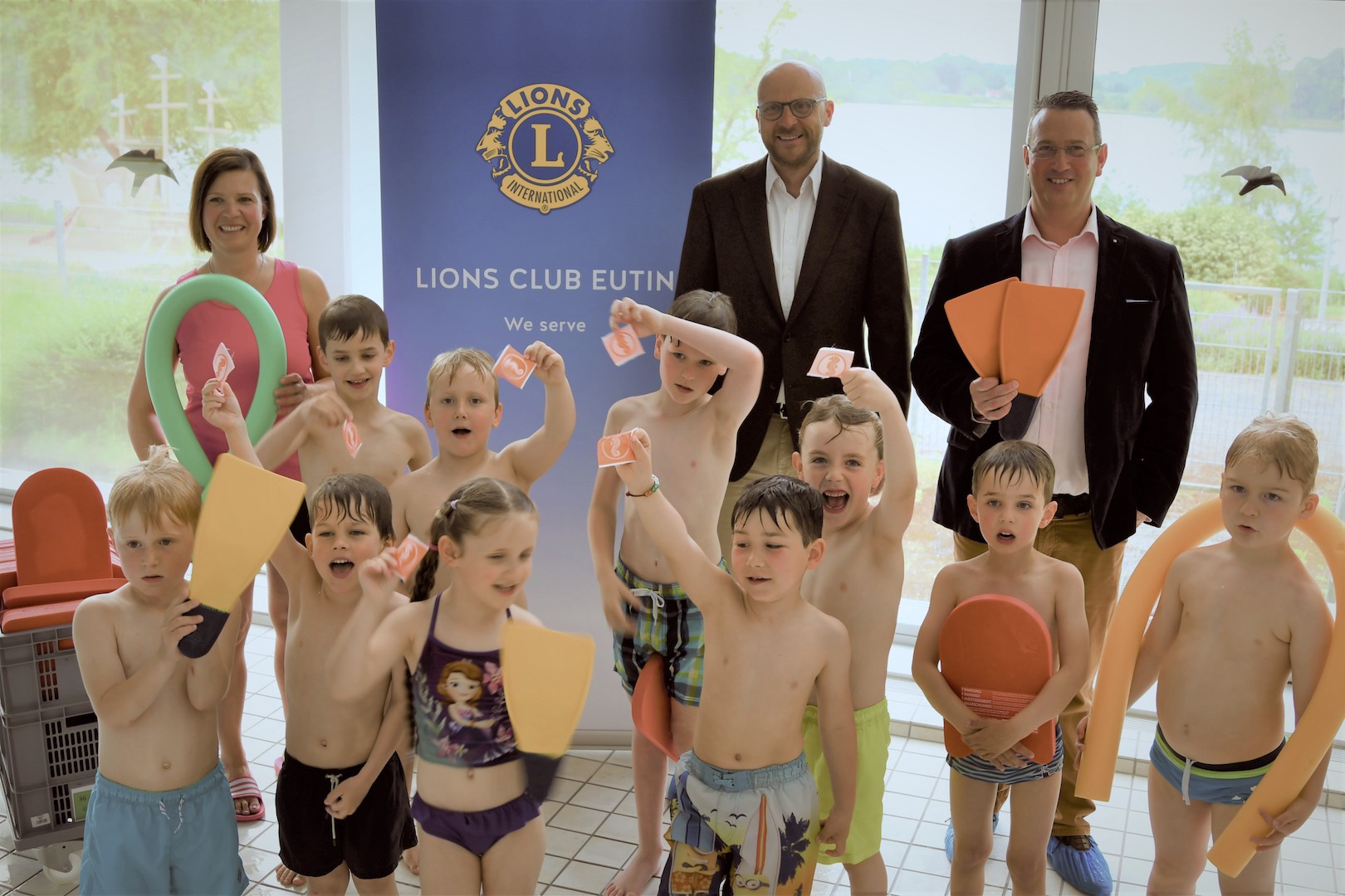 Nina Bergmann und Kinder des Seepferdchenkurses danken Lionspräsident Tim Kraushaar (2. v.re.) und Lions - Aktivitybeauftragtem Oliver Nöring (re.) für die Spende