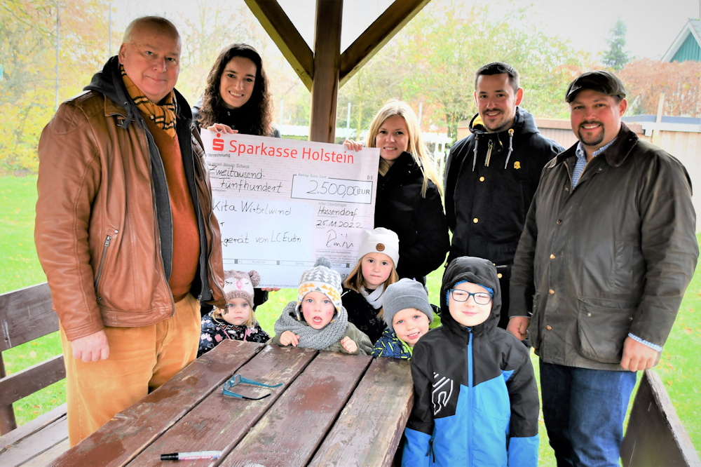 (V.l.) Lions- Pastpräsident Dr. Joachim Rinke, Annemarie Rohe, Justine Sick, Kita-Leiter Lukas Koldewey, Christian Lüth (LC Eutin)