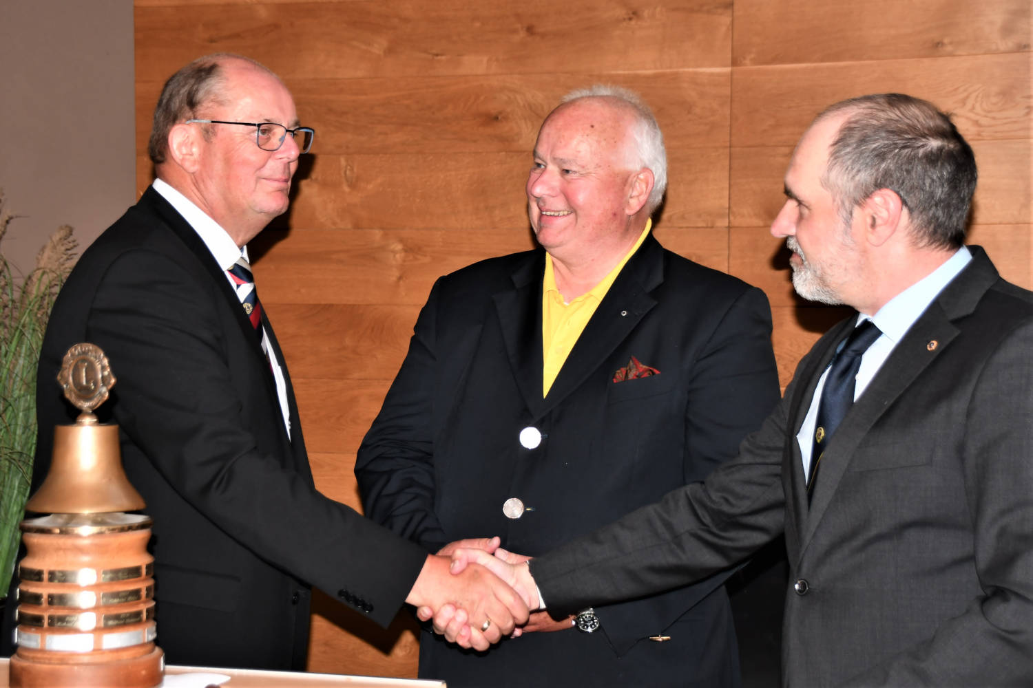 Lionspräsident Tim Hagemann (re) und Past-Präsident Dr. Joachim Rinke (Mitte) wünschen Stefan Sievert viel Erfolg